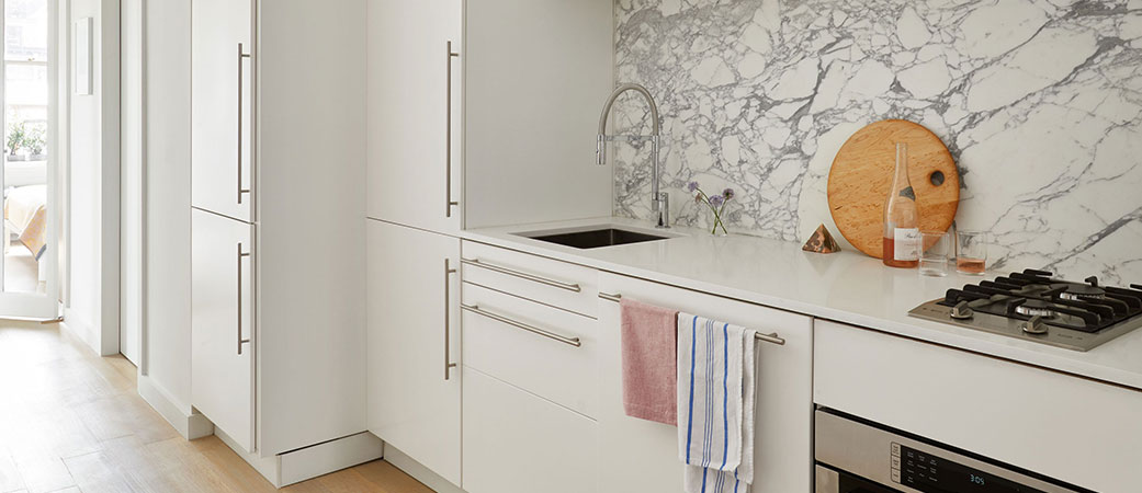 کابینت گلاس سفید اکلیلی ساده